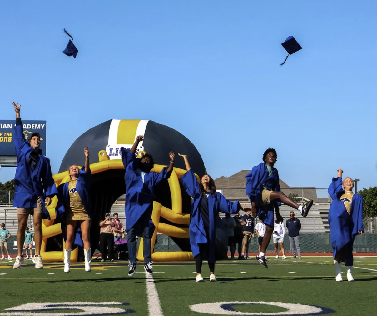 Estudiantes celebrando graduación